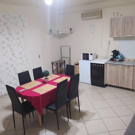 Pingpong Apartman Soltvadkert Exterior foto